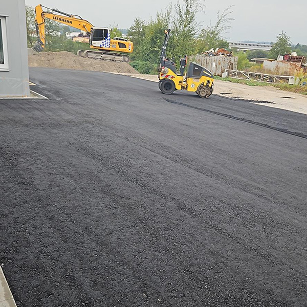 Bild 7 - Erdarbeiten und Asphaltieren Baggerbetrieb Daser